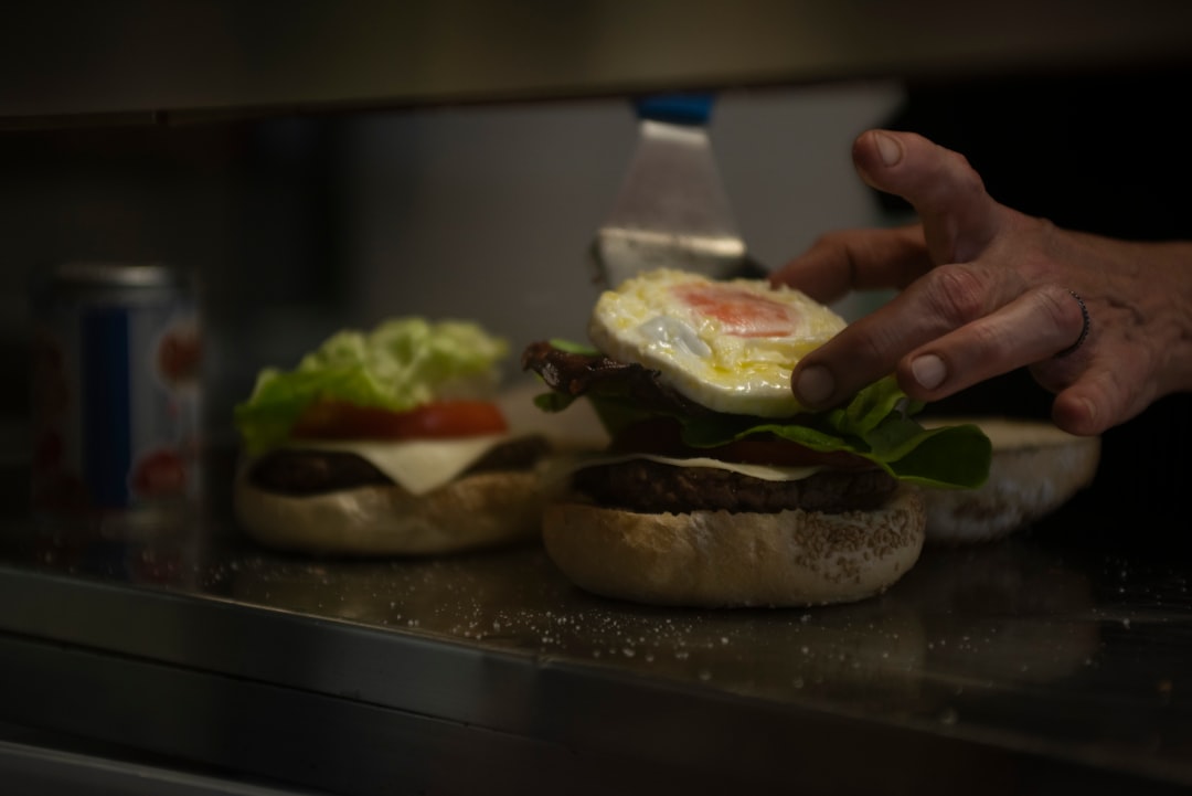 Resep Burger Kekinian Anti Gagal: Crispy Korean Patty dengan Rahasia Double Coating Ala Resto